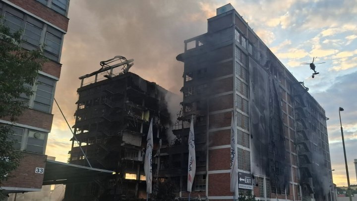 Hasiči pokračují s likvidací velkého požáru ve Zlíně. 