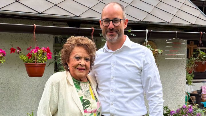 Jiřina Bohdalová s europoslancem Janem Farským. 
