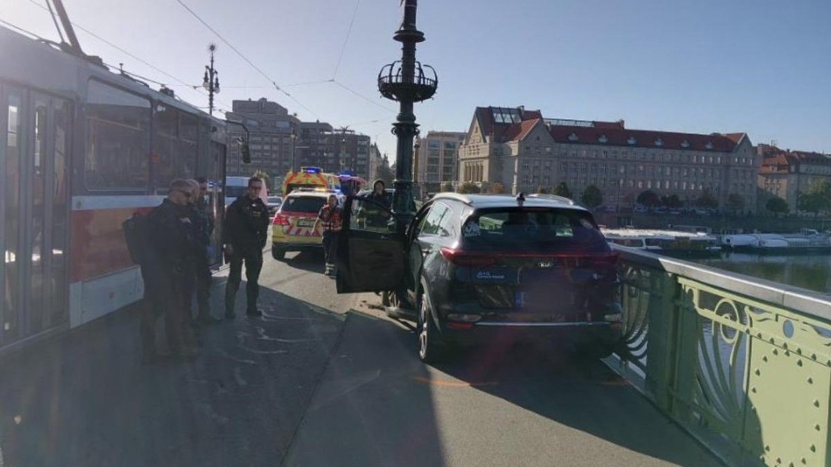 Na Čechově mostě v Praze se stala vážná nehoda. (25.9.2026)
