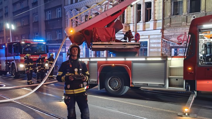 Pražští hasiči zasahovali u rozsáhlého požáru bytu v ulici Francouzská