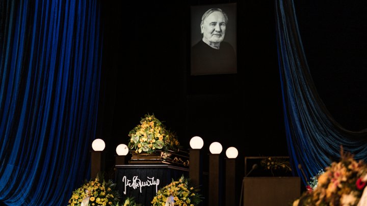 V Národním divadle se lidé rozloučili s Jiřím Štěpničkou. (20.10.2026)