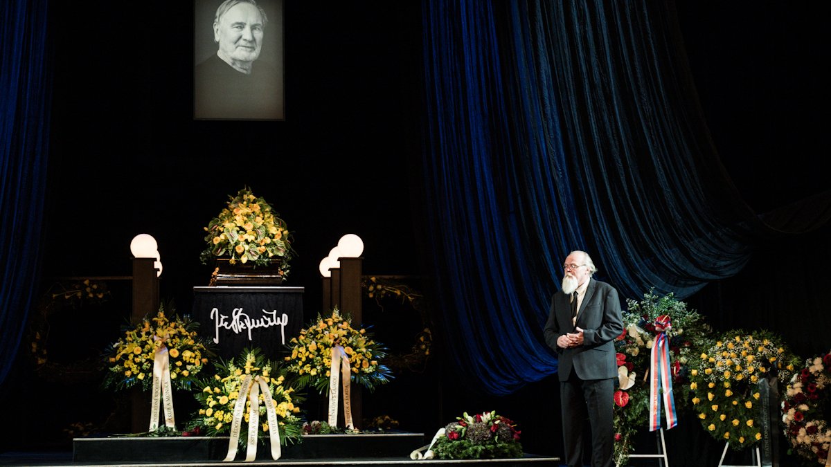 V Národním divadle se lidé rozloučili s Jiřím Štěpničkou. (20.10.2026)