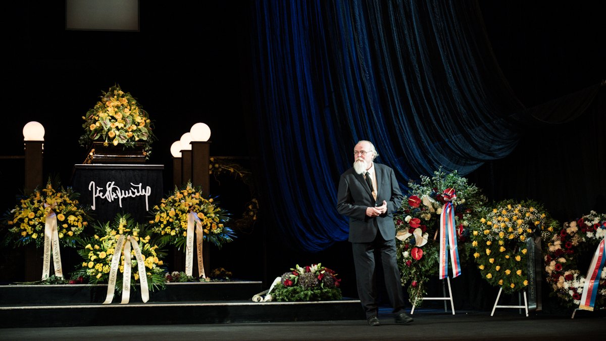 V Národním divadle se lidé rozloučili s Jiřím Štěpničkou. (20.10.2026)