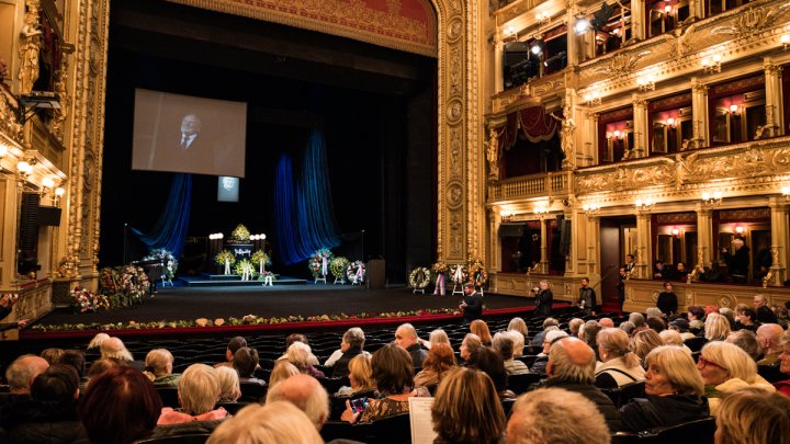 V Národním divadle se lidé rozloučili s Jiřím Štěpničkou. (20.10.2026)